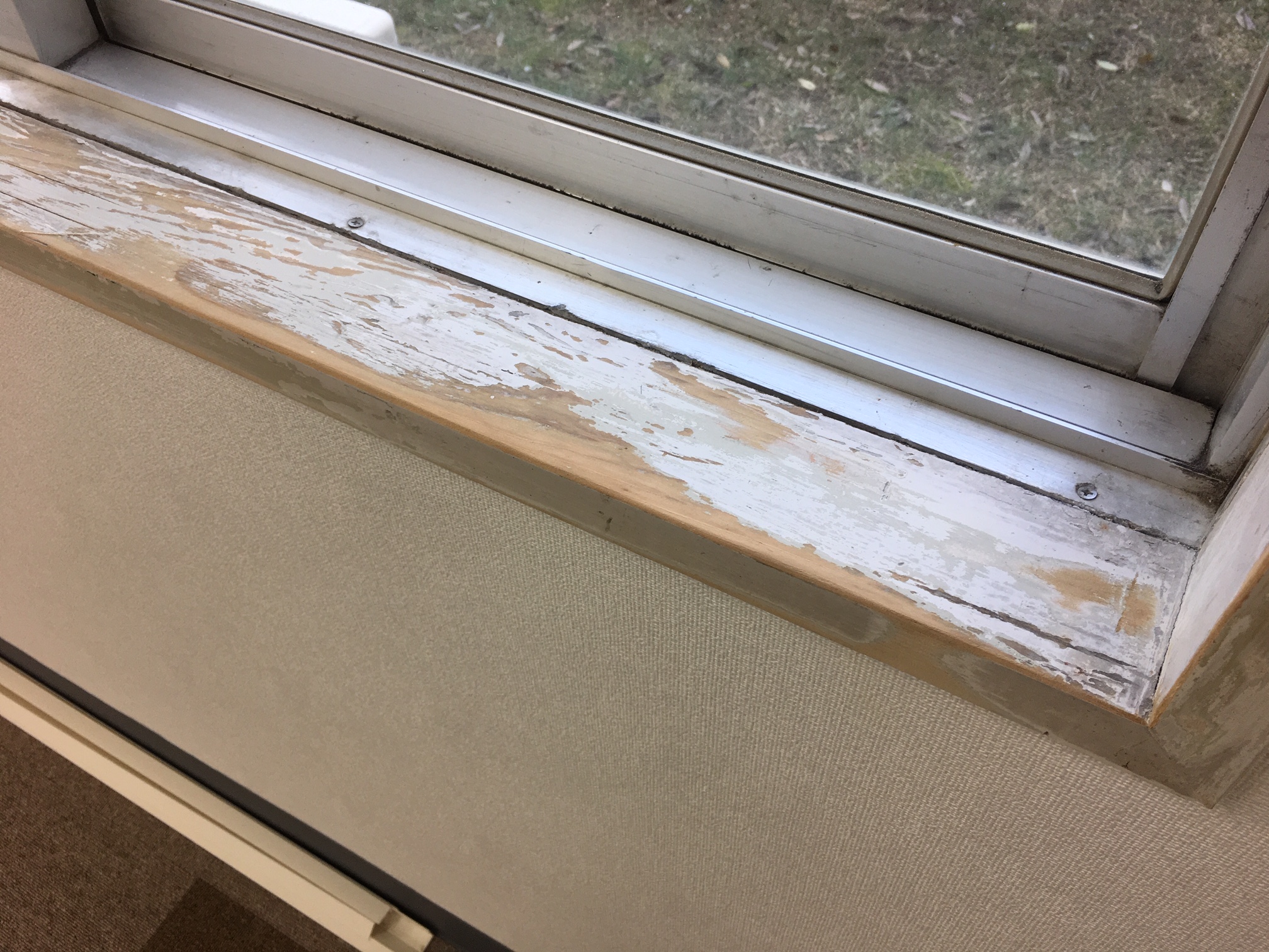 木製の窓枠は塗装が剥がれていました