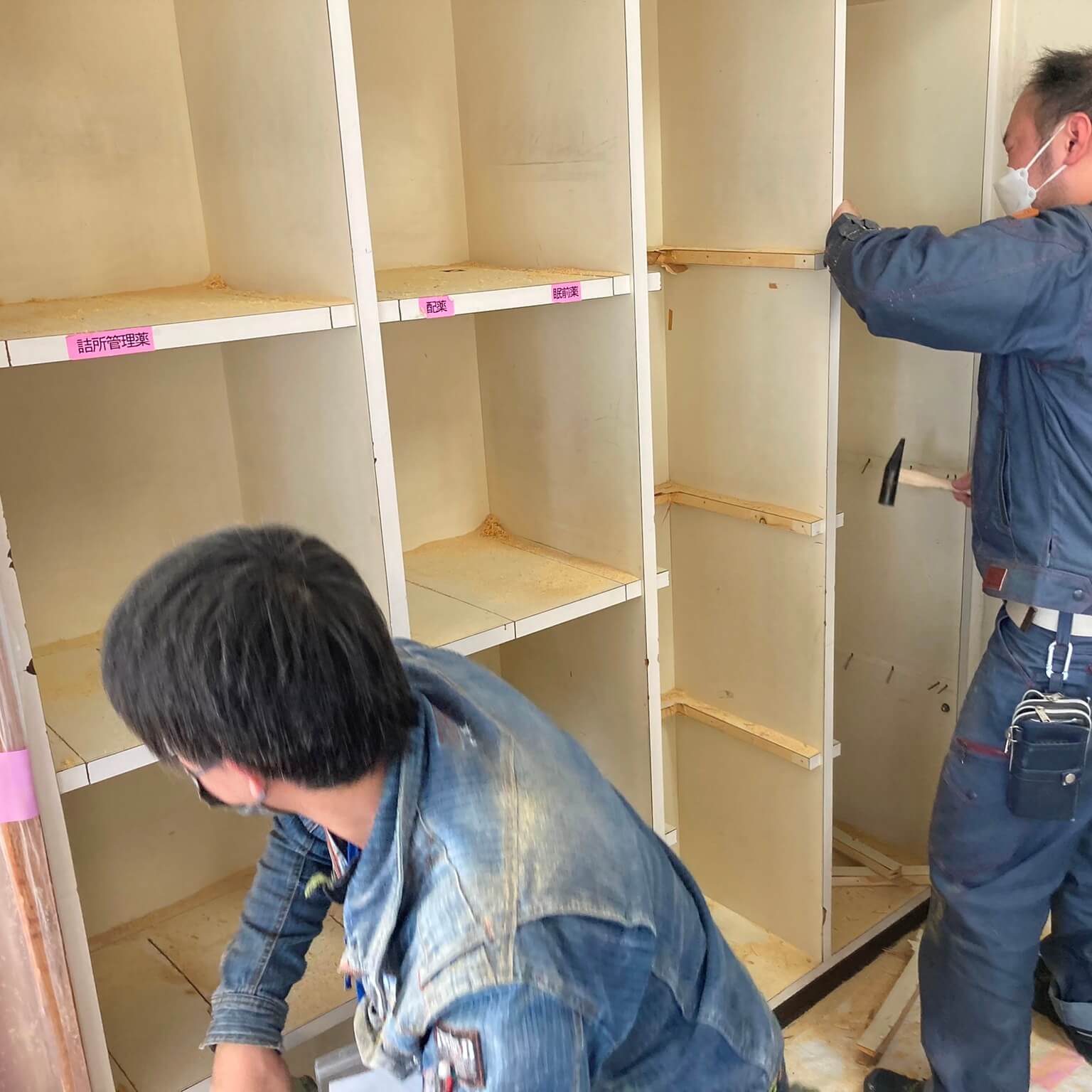 徳島・香川のオフィス内装工事｜建具工事（木製キャビネットの可動式棚への改造）