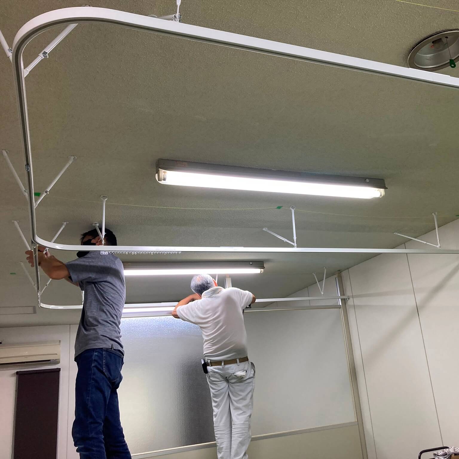 徳島・香川のオフィス内装工事｜間仕切りカーテン取付工事