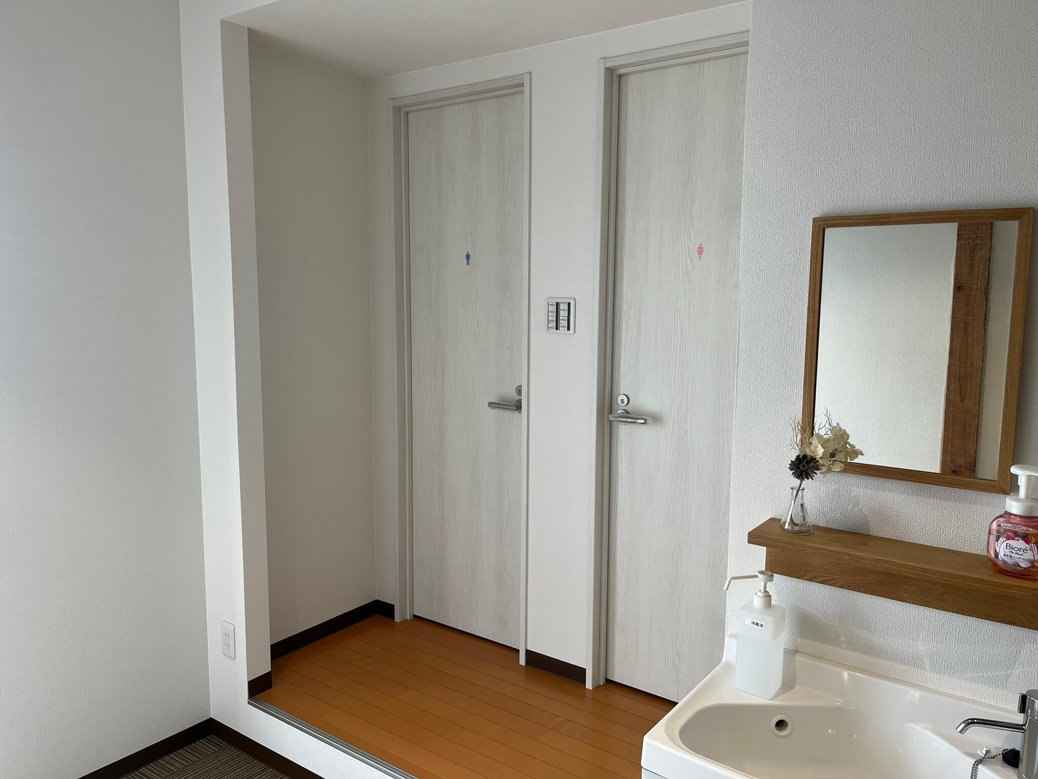 男女別々のトイレと移設した洗面台
